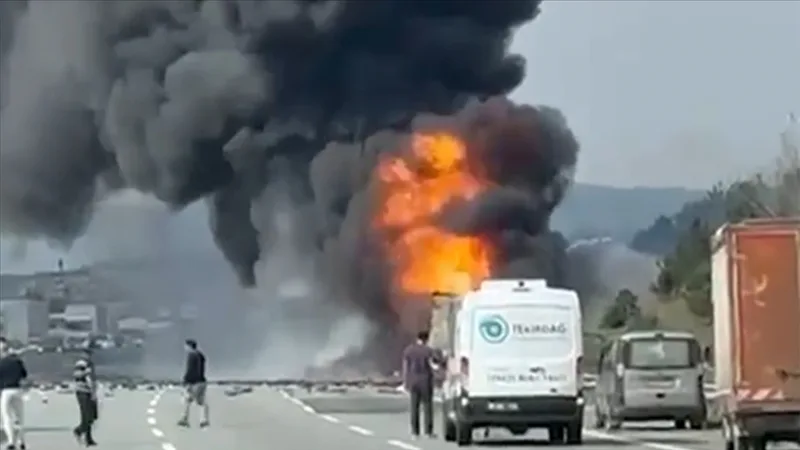 Na dálnici Kuzey Marmara vypukl požár v nákladním voze